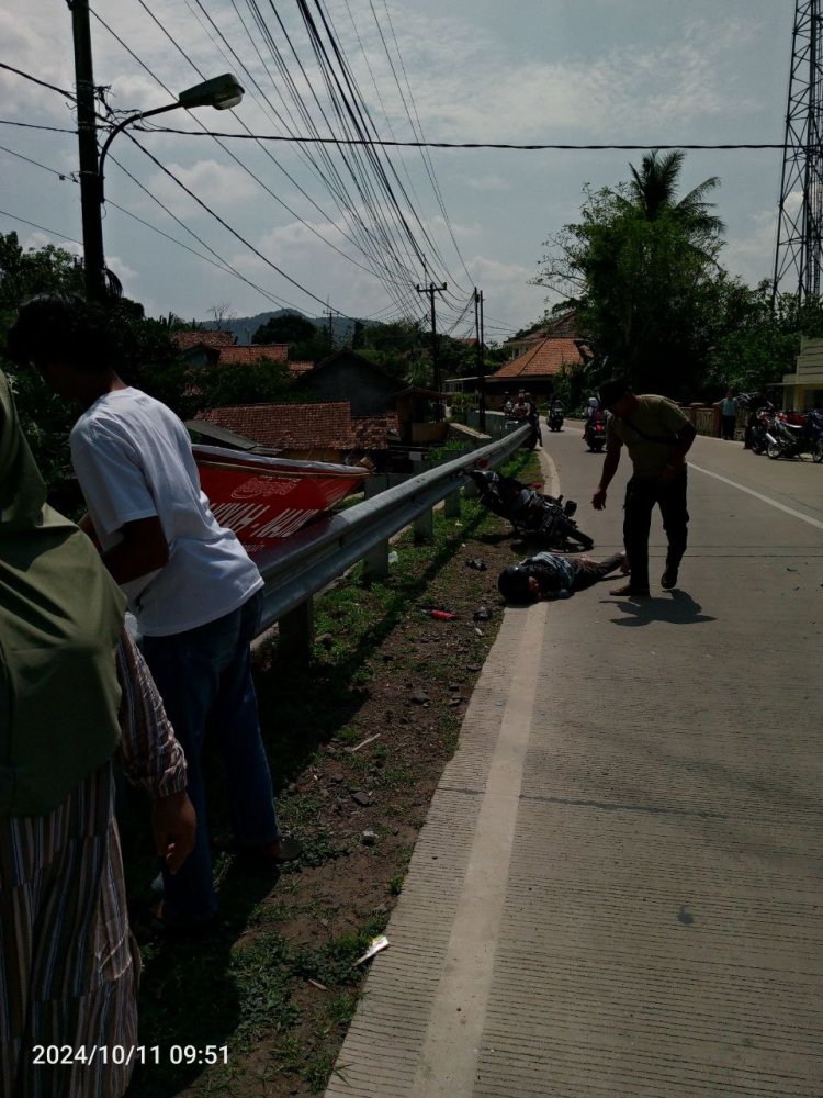 Baliho Salah Satu Calon Bupati dan Wakil Bupati menimpa Pemotor yang sedang melintas di Jalan Raya Anyar - Mancak