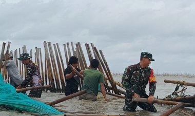 Babinsa Koramil Tirtayasa Bersama Nelayan Desa Tanara Bersihkan Pagar Bambu yang Hambat Aktivitas Melaut