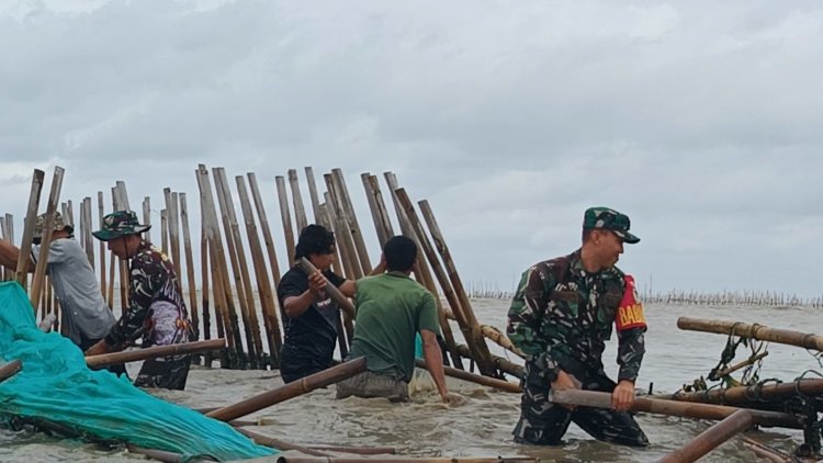 Babinsa Koramil Tirtayasa Bersama Nelayan Desa Tanara Bersihkan Pagar Bambu yang Hambat Aktivitas Melaut
