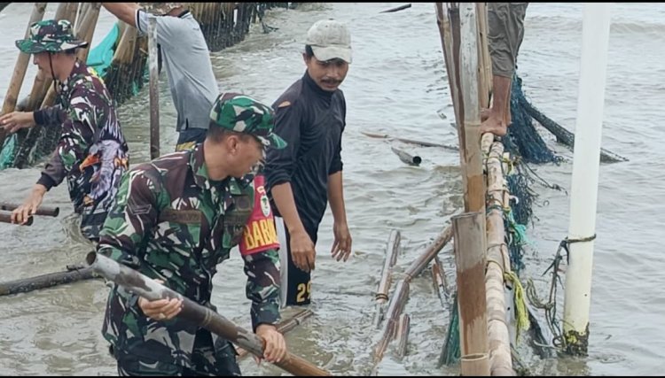 Babinsa Koramil Tirtayasa Bersama Nelayan Desa Tanara Bersihkan Pagar Bambu yang Hambat Aktivitas Melaut