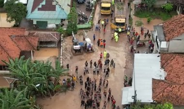 Jalan Raya Serang - Padarincang Tertimbun Tanah Longsor akibat Hujan Deras Semalaman