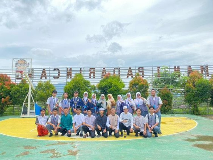 SMA Negeri 1 Anyer Salurkan Bantuan terhadap Masyarakat Terdampak Bencana Alam di Padarincang