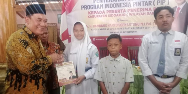 Partai Gerindra Sidoarjo Barat Kembali Serahkan Bantuan PIP untuk Pelajar Melalui Legislatornya