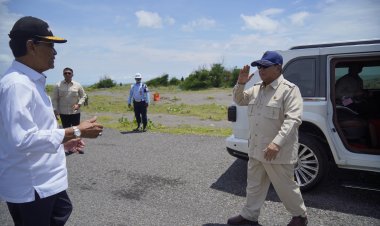 Momen Kompak Prabowo Semobil “Maung” Bersama Sri Sultan Hamengkubuwono X