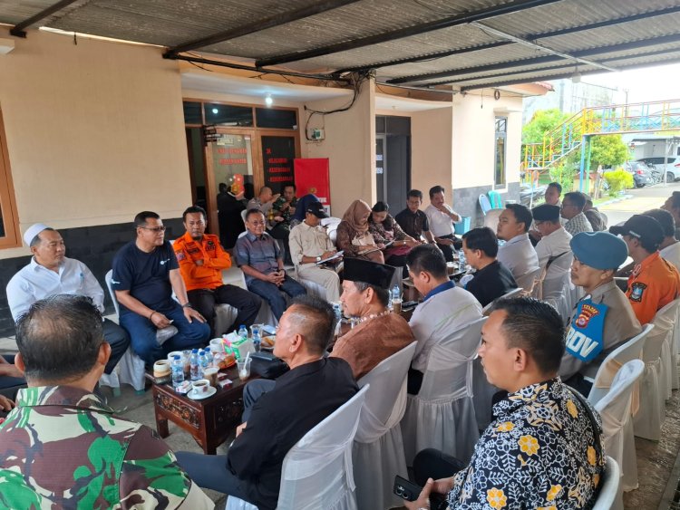 Perkuat Kesiapsiagaan Nataru 2025, Polsek Anyar Bersama Forkopimcam Bahas Pengelolaan dan Keamanan Wisata