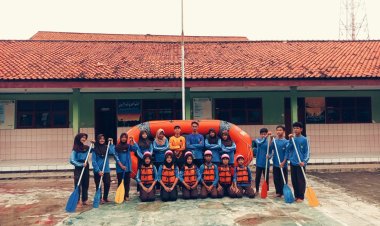 Pramuka Penggalang MTs Al-Khairiyah Tambang Ayam Ikuti Latihan Rafting dan Penyelamatan Air di Pantai Patra Jasa Anyer