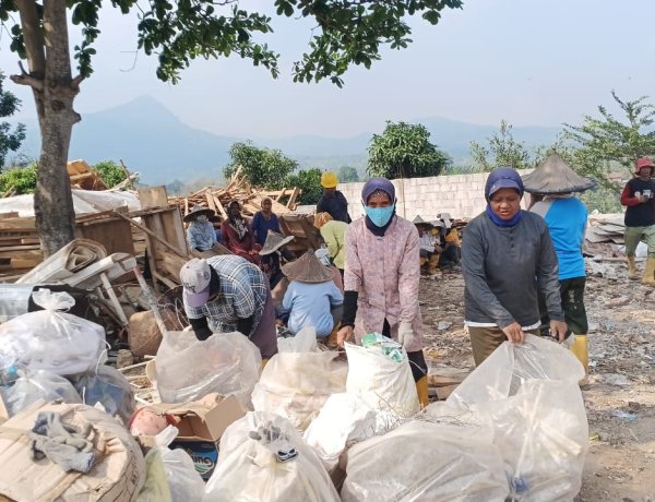 Kepedulian Terhadap Lingkungan, PT. TMT Perdayakan Warga Setempat Memilah dan Memilih Sampah Limbah Sisa Industri
