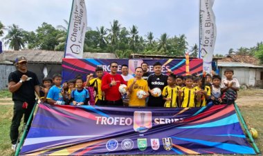 Anyer Peduli Berikan Bantuan Bola dan Peralatan Latihan untuk Dukung Kita Football Akademi yang berhomebase di Lapangan Aduder Pegadungan Anyer.
